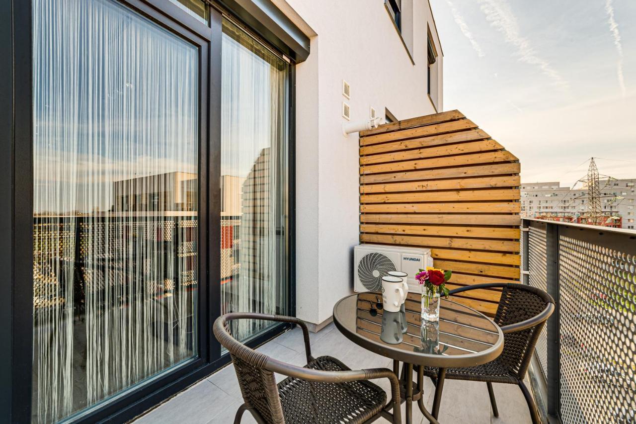 Ari Cinema Apartament With 2M Videoproiector Apartment Arad Exterior photo